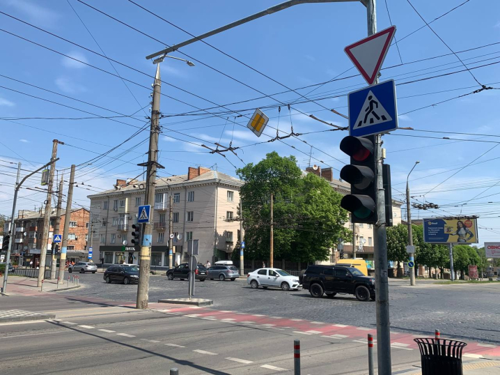 Обезточено частину міста: у Чернівцях на завантаженому перехресті не працюють світлофори