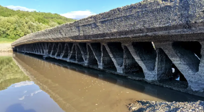 Дослідники назвали три версії походження старовинного мосту, який виринув біля висохлого Дністра