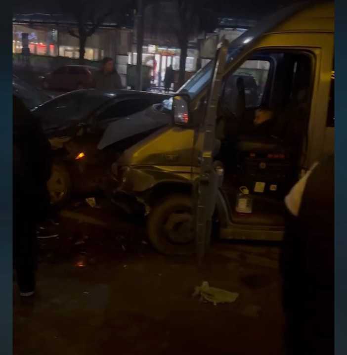 У Чернівцях біля "Формаркета" п'яний водій буса врізався у авто: машини потрощені
