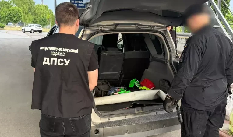 У пункті пропуску «Сокиряни» прикордонники вилучили підакцизні товари та автомобіль громадянина Молдови