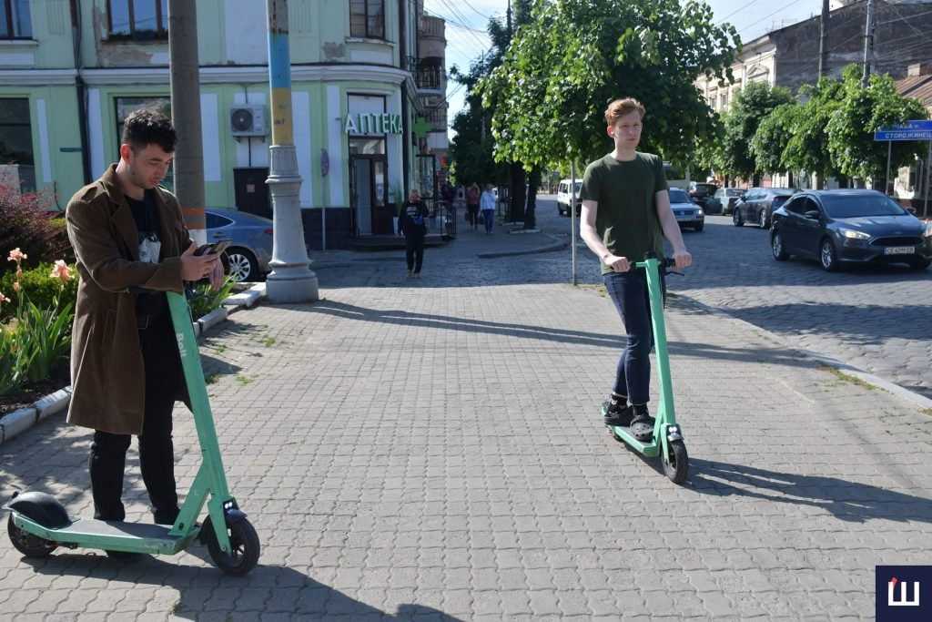 У чернівецьких парках та на пішохідних вулицях заборонили рух електросамокатів