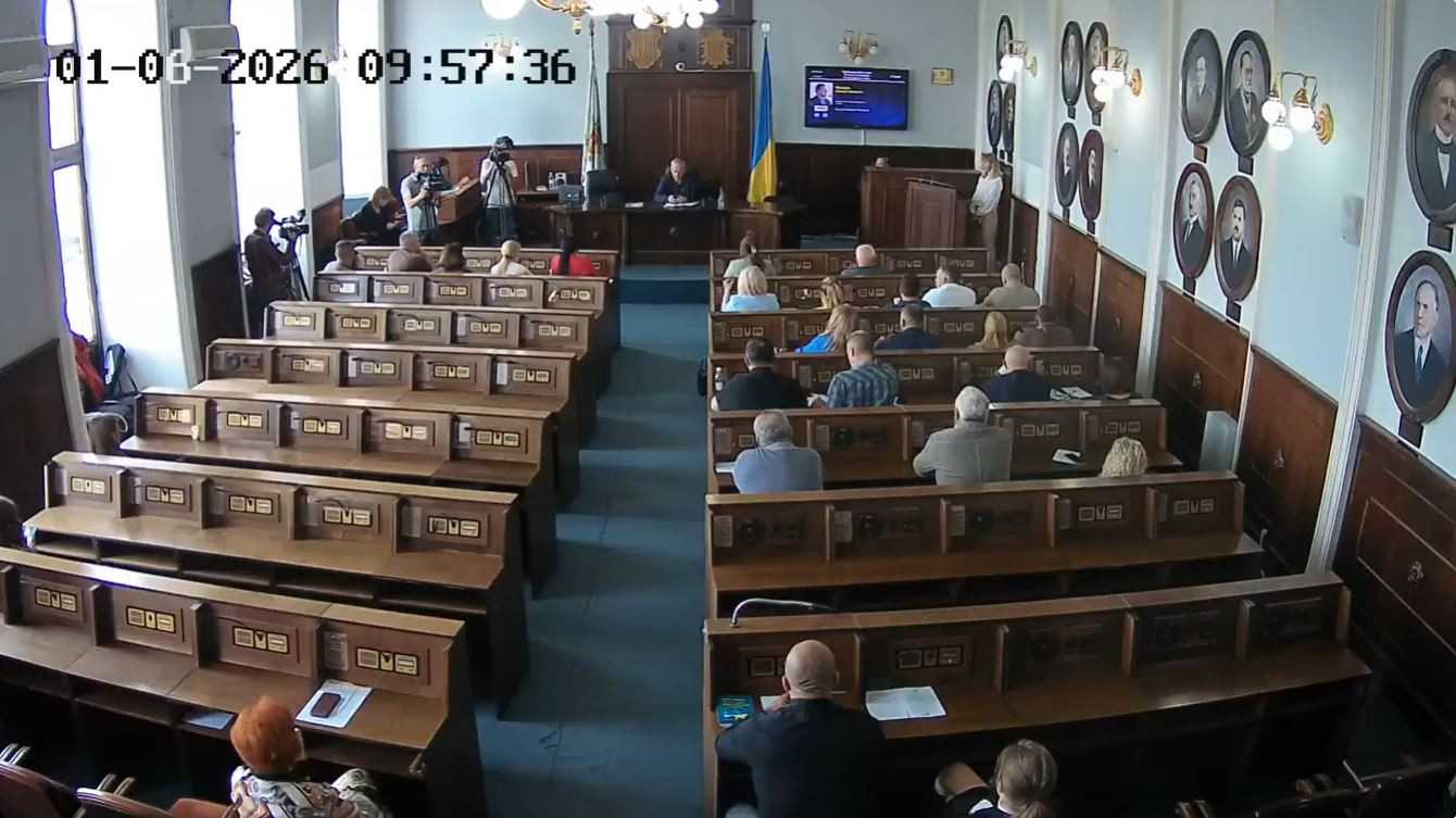 У Ратуші триває позачергова сесія міськради. Дві фракції не прийшли. Опозиція вимагає “крові” Лесюка