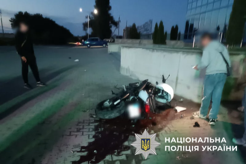 Буковина: Мотоцикліст трагічно загинув, здійснивши удар об металевий відбійник