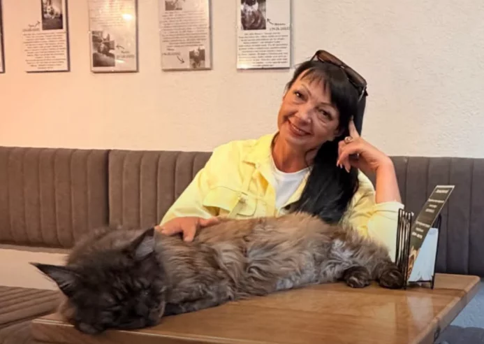 Кава, коти та власна справа: чернівчанка відкрила у центрі міста унікальне Cat Cafe