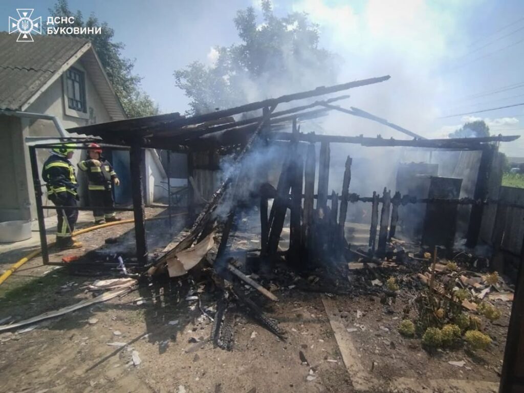На Буковині: 3 пожежі за добу, врятовано чоловіка у Чернівцях, внаслідок інциденту у Вашківцях травмувалася жінка.