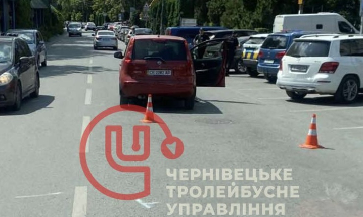 На Небесній Сотні у Чернівцях: аварія спричинила затор. Рух затримується.