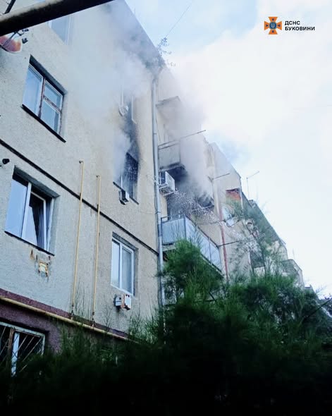 Ось кілька варіантів унікальних назв, що відповідають вашим критеріям:

На Буковині: Вогнеборці невтомно боролися з трьома стихіями, рятуючи майно та життя.
Буковинські пожежники: Гасіння трьох загорань – героїчні будні рятувальників регіону.
Вогнеборці Буковини: Ліквідували три пожежі, демонструючи відвагу та професіоналізм.
