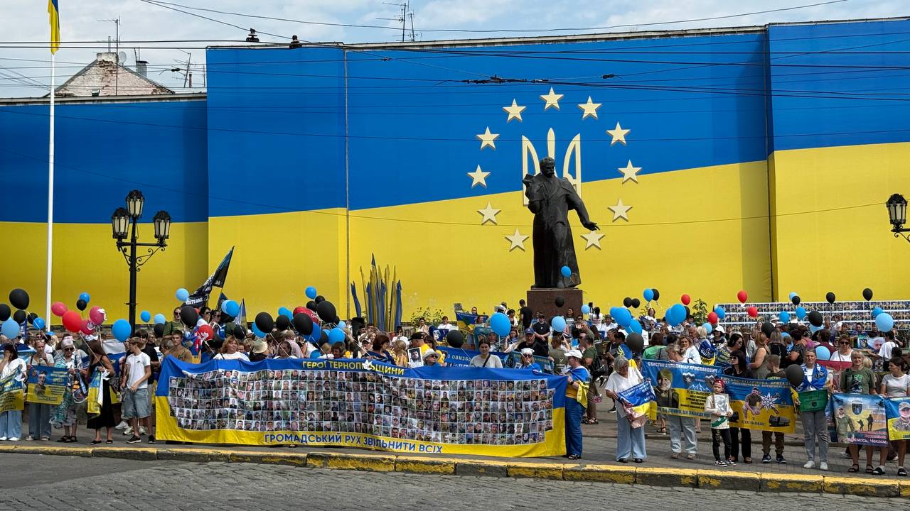380-метровий прапор пам'яті: Чернівці вшановують полеглих, полонених та зниклих.