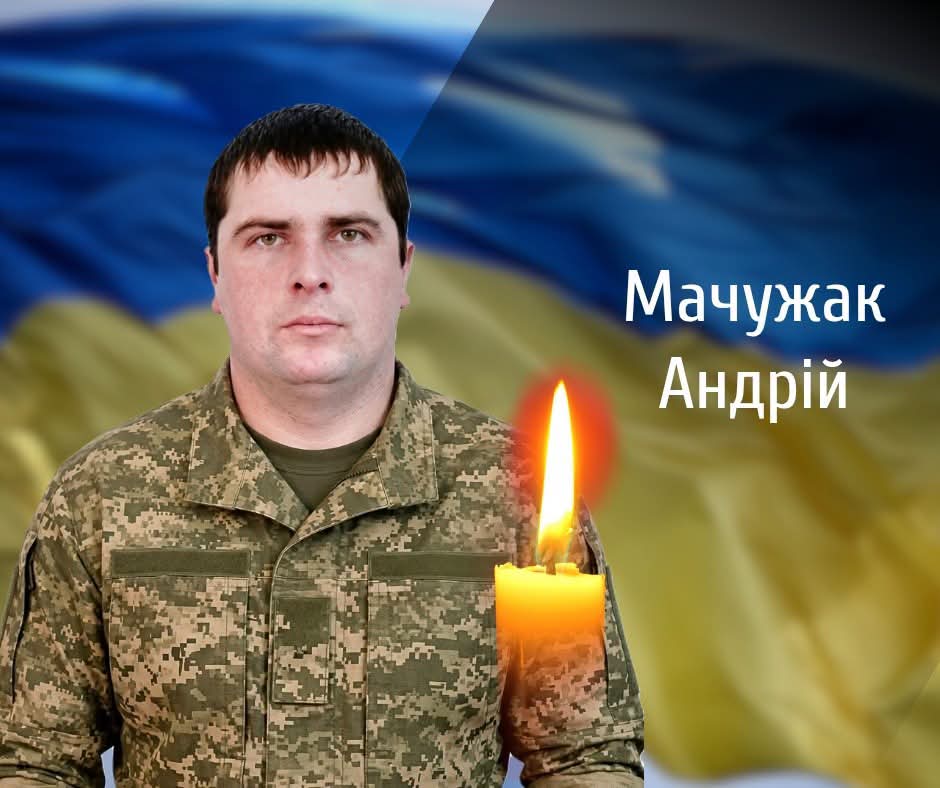 Ось кілька варіантів унікальних назв, що відповідають вашим вимогам:
Короткі та зворушливі:

Пам'ять Буковини: навіки в наших серцях, мужній захиснику.
Герой з Буковини: прощання з незламним воїном.
Останній спочинок: Буковина прощається з героєм.
Буковина пам'ятає: слава мужньому захиснику.

Більш описові:

Буковина в жалобі: прощання з мужнім героєм, чия відвага назавжди залишиться в пам'яті.
Відважний захисник Буковини: останній шлях героя, якого шанує земля.
Земля Буковини оплакує: прощаємося з мужнім сином, який віддав життя за волю.
Буковина схиляє голови: віддаємо шану мужньому захиснику, чия боротьба надихає.