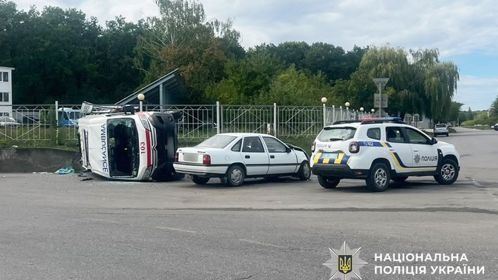Буковина: 75-річний кермувальник легковика спричинив ДТП з каретою "швидкої", п'ятеро постраждалих
