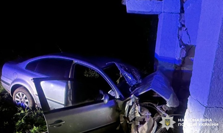 Буковина: п’яний водій спричинив смертельну аварію, авто влетіло в бетон