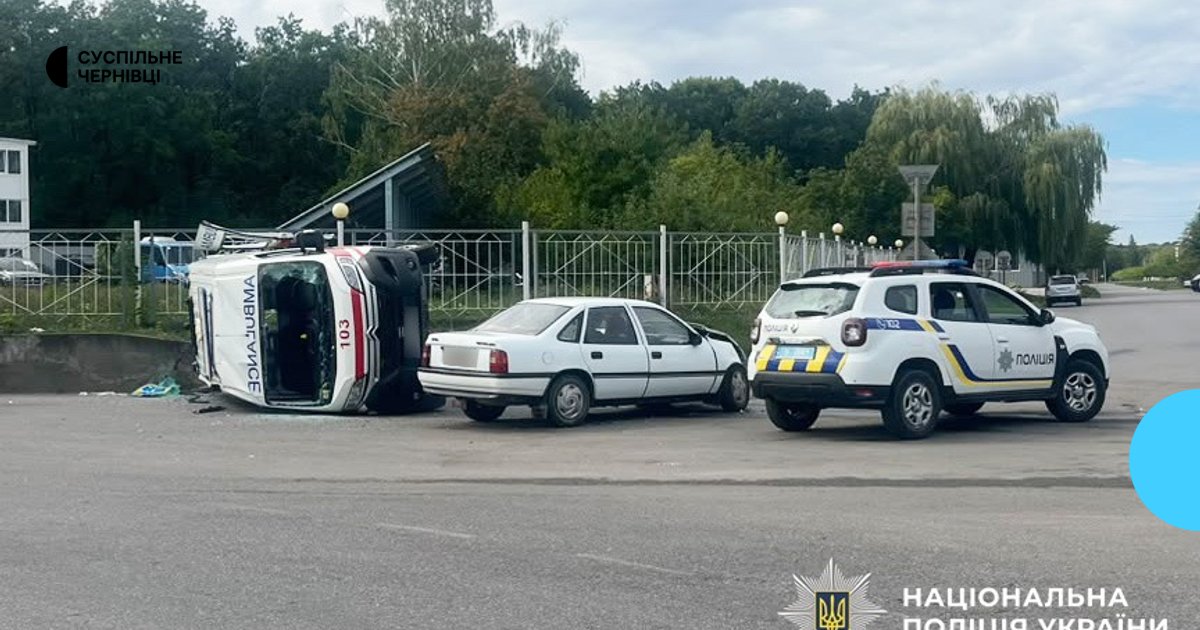 Буковиною прокотилися ДТП: авто влетіло в “швидку”, ще одна аварія з травмованими