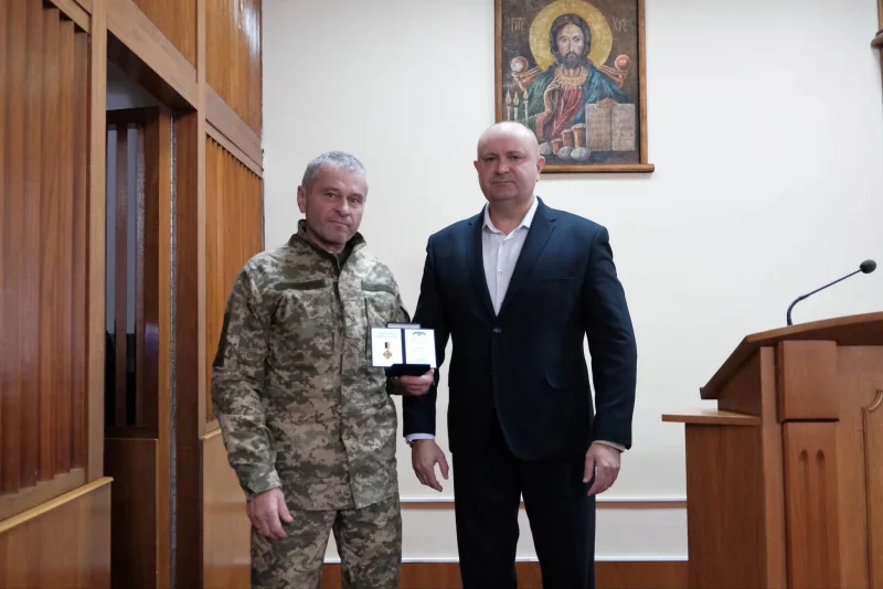 Десантники та директор школи: кого нагородила Чернівецька облрада знаком “Незламні”