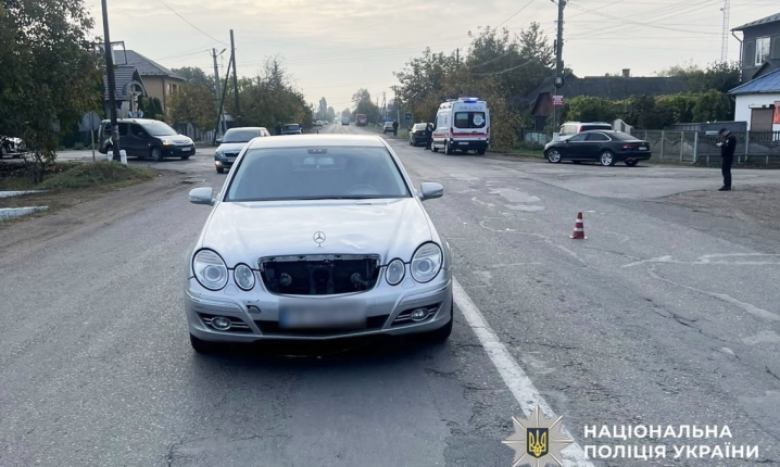 Молода водійка на Буковині збила пенсіонера, потерпілого госпіталізовано