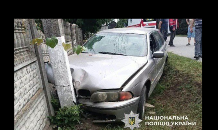 П’яний кермувальник BMW спричинив аварію на Буковині, врізавшись в опору електропередачі