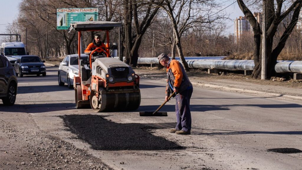 Ремонт доріг на Буковині: асфальт кладуть у трьох громадах